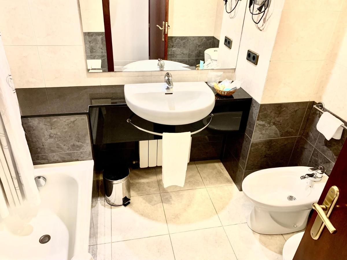 Hotel Arumí Santa Eugenia de Berga Buitenkant foto
